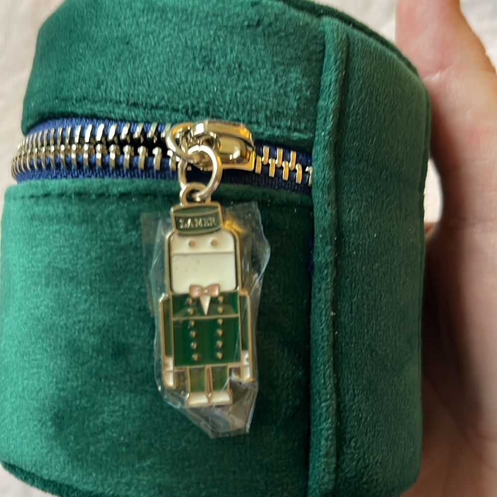 NIB La Mer Velvet Emerald Green Cylindrical Regimen Case. - Picture 6 of 9